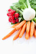 Rettich, Fenchel und Karotten auf weißem Hintergrund