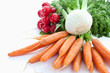 Rettich, Fenchel und Karotten auf weißem Hintergrund