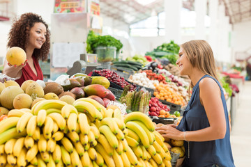 Women trading fruits