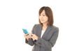 © Liza5450 - スマートフォンを持つビジネスウーマン