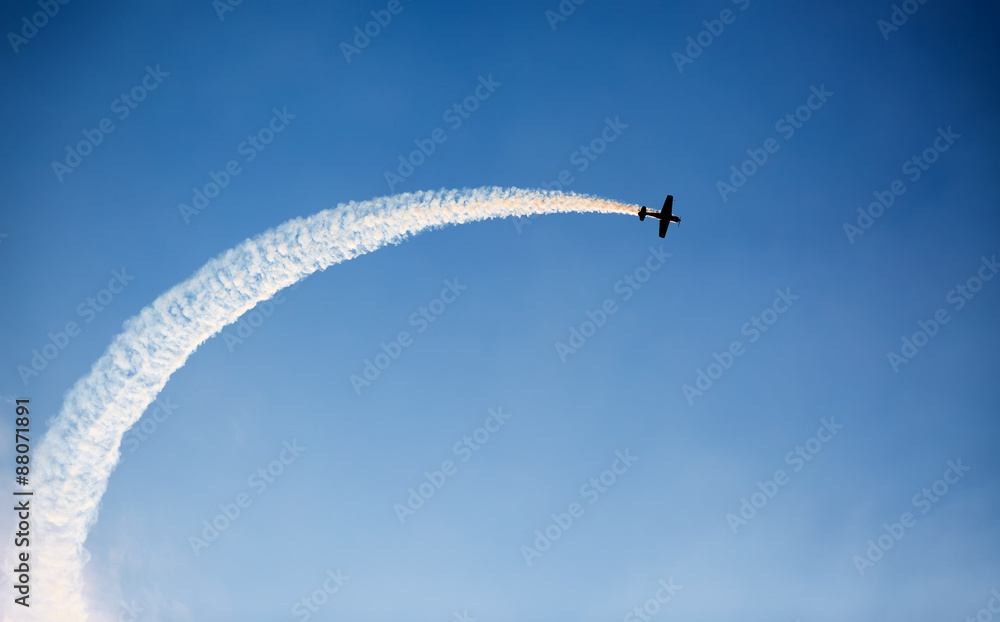 Silhouette of an airplane performing flight at airshow - obrazy, fototapety, plakaty 