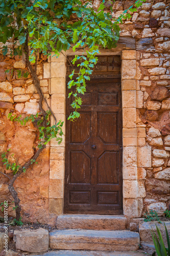 Fototapeta na wymiar Roussillion in Provence famous for the ocher quarries
