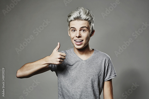 Junge Mit Weissen Haaren Daumen Hoch Stock Photo Adobe Stock