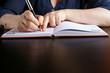© Franxuc - Professoressa che scrive sulla sua agenda