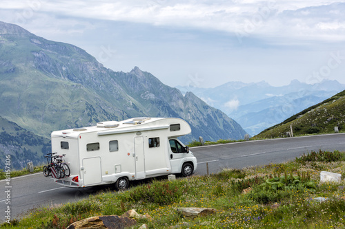 Fotografía Alpine road, motorhome speeding, Eastern Alps