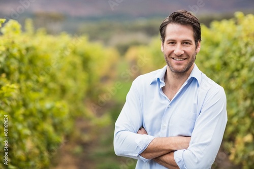 Fotomural Happy vintner with crossed arms