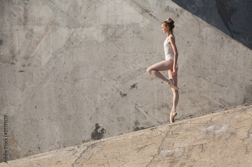 Fotomural Bailarín delgado se encuentra en una actitud del ballet