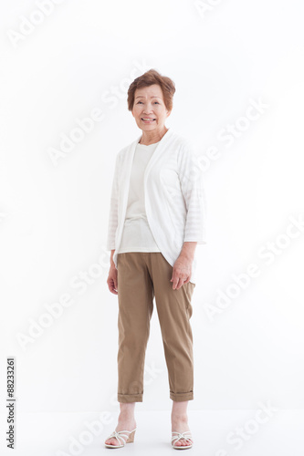 スタジオで撮影したシニアの女性の全身ポーズ Stock Foto Adobe Stock