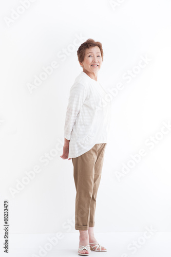 スタジオで撮影したシニアの女性の全身ポーズ Stock Photo Adobe Stock