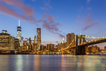 Fototapete - Brooklyn bridge and downtown New York City at night