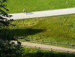 Wanderwege und Feldwege zwischen grünen Wiesen im Sommer bei Sonnenschein an den Externsteinen in Horn-Bad Meinberg bei Detmold im Teutoburger Wald in Ostwestfalen-Lippe