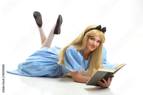 Zdjęcie XXL oung Kobieta w stroju czytanie książki