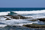Fototapeta Morze - 庄内浜の荒波（初夏）／山形県庄内浜の荒波風景を撮影した写真です。庄内浜は非常にきれいな白砂が広がる海岸と、奇岩怪石の磯が続く大変素晴らしい景観のリゾート地です。強風で晴天の日に、海岸で荒波を撮影した写真です。