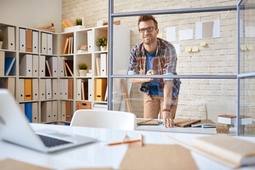 Canvas Print - Pensive employee