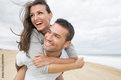 Plakat portret życia młoda para na plaży