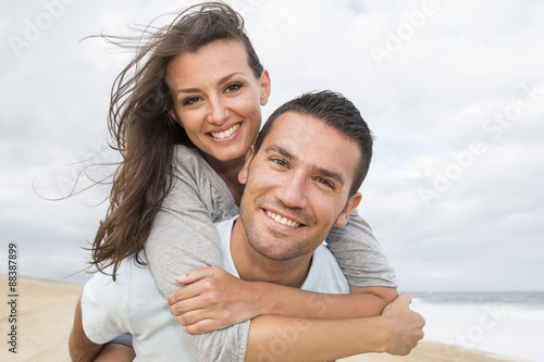 Plakat portret życia młoda para na plaży