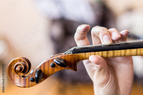 Fotografía Practicing Arpeggios on the violing