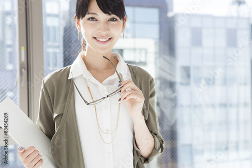 Fotografia Japanese women have a pair of glasses
