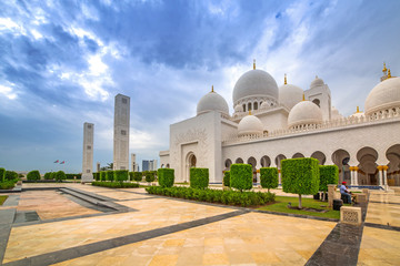 Wall Mural - Sheikh Zayed Grand Mosque in Abu Dhabi, the capital city of UAE