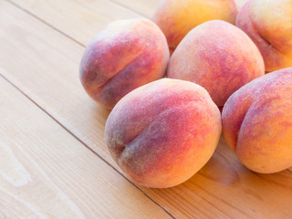 Canvas Print - Ripe peaches on the wooden table