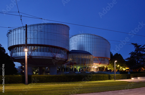 Foto European Court of Human Rights building at dusk, Strasbourg, France