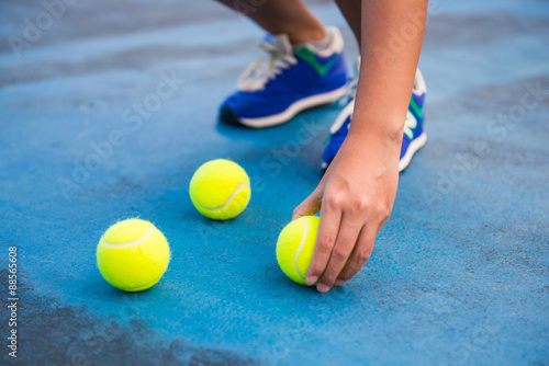 Fotografie, Obraz Athletes keep the tennis ball on a tennis court