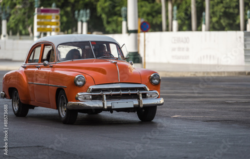 Plakat na zamówienie Kuba amerikanischer orangener Oldtimer fährt in Havanna auf der Strasse