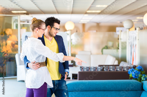 Couple Buying Couch In Furniture Store Kaufen Sie Dieses Foto