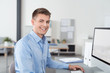 canvas print picture - lächelnder mann arbeitet im büro
