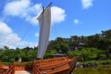 日和山公園・日本の都市公園100選・日本の歴史公園100選／山形県酒田市にある日和山公園を撮影した写真です。日和山公園は全国の名所の中から「日本の都市公園100選」と「日本の歴史公園100選」に選ばれた美しい公園です。写真の千石船(北前船)は、西廻り航路の開拓により、庄内米を酒田港から江戸に回漕するために活躍した千石船を実物の二分の一に縮尺して再現したものです。