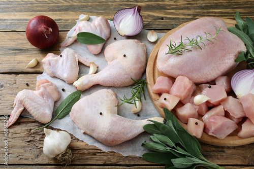 Zdjęcie XXL surowe mięso kurczaka prosty drewniany stół tło