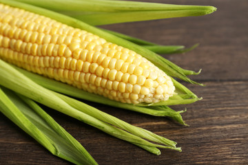 Poster - Fresh corn on cob on wooden background