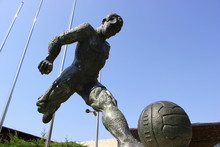 Statue Eines Fußballers Mit Ball In Barcelona