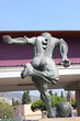 Statue eines Fußballers vor einem Stadion in Barcelona