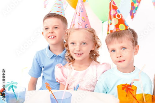 Fotografía Three little kids posing during birthday party