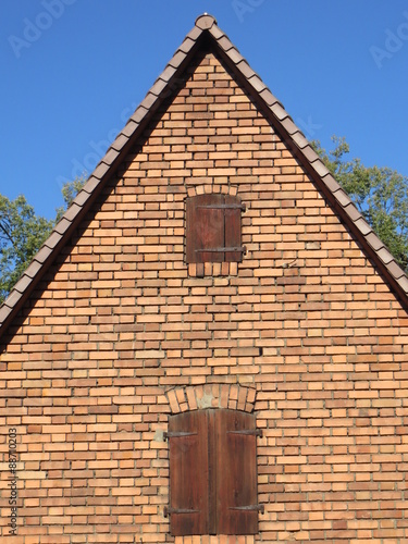 Backsteinhaus – kaufen Sie dieses Foto und finden Sie ähnliche Bilder