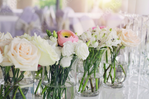 Foto Wedding flower arrangement , pink ranunculus, white roses