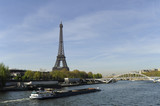 Fototapeta Boho - La péniche le pont et la tour Eiffel, Paris en région Île-de-France, France	