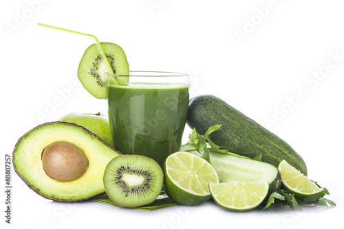 Fotografia  Batido verde o green smoothie con frutas y verduras aislado sobre fondo blanco p