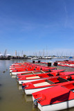 Fototapeta Pomosty - Rote Elektroboote in Marina am Neusiedlerse