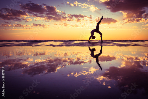 Femme à pratiquer le yoga Poster Mural XXL