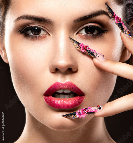 Foto Beautiful girl  with long nails and sensual lips. Beauty face.