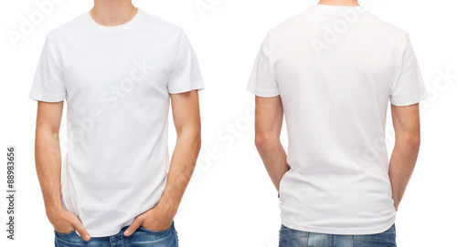 Fotomural close up of young man in blank white t-shirt