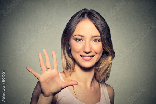 Sourire femme faisant cinq de haut avec sa main Poster