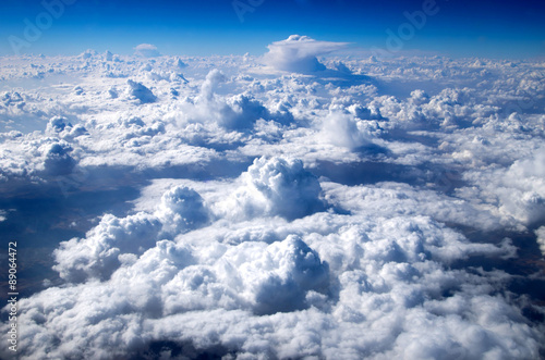 widok-z-samolotu-na-zachmurzone-niebo