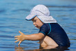 Kleinkind spielt im Wasser