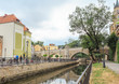 Kłodzko na Dolnym Śląsku. Nysa Kłodzka ze średniowiecznym, kamiennym mostem św. Jana ( zwanym też mostem Wita Stwosza) z końca XIV wieku