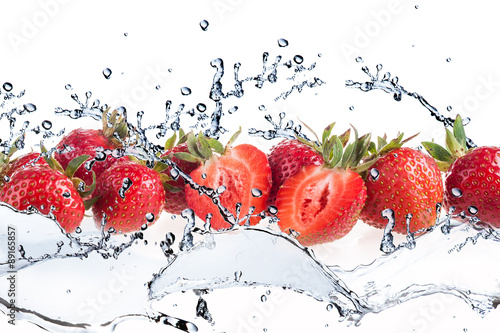 Naklejka dekoracyjna Strawberry and Splashing water