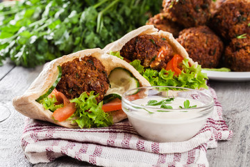 Canvas Print - Pita bread with falafel and fresh vegetables