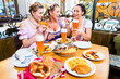 Frauen essen in bayerischem Restaurant